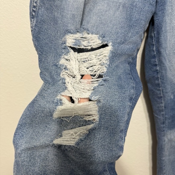 Arizona Light Wash Blue Jean Denim Distressed Mom Jeans Womens Size 15 Straight - Picture 2 of 8